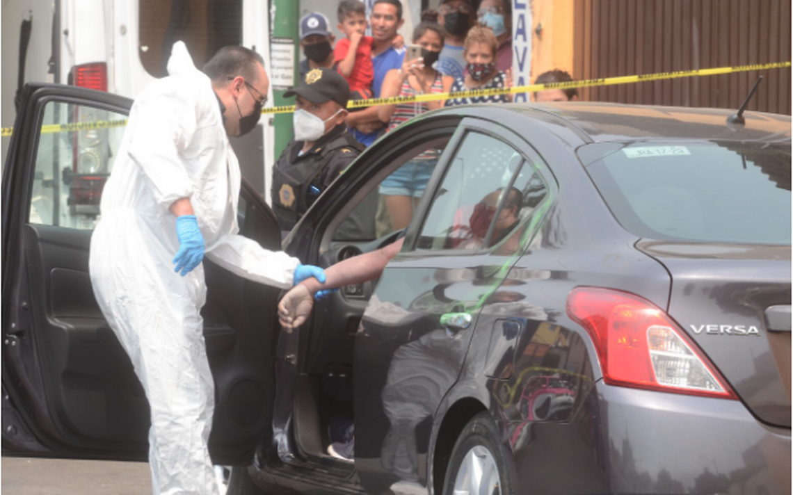 Encuentran en el interior de un coche un cuerpo en CDMX.