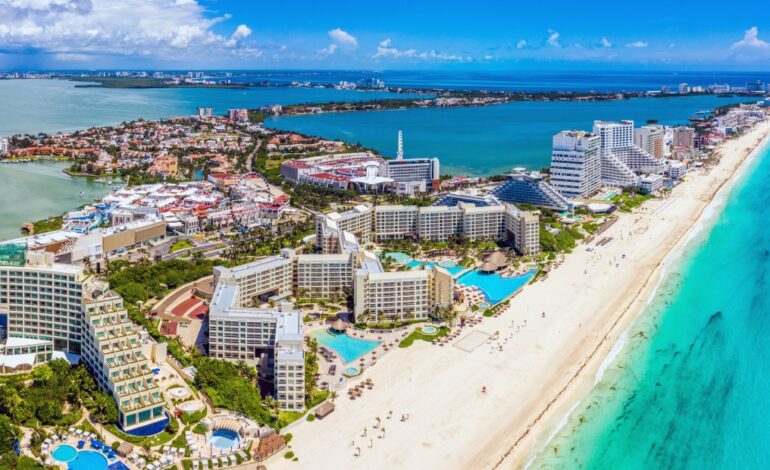 Aeropuerto de Cancún recibe el doble de turistas que AICM.