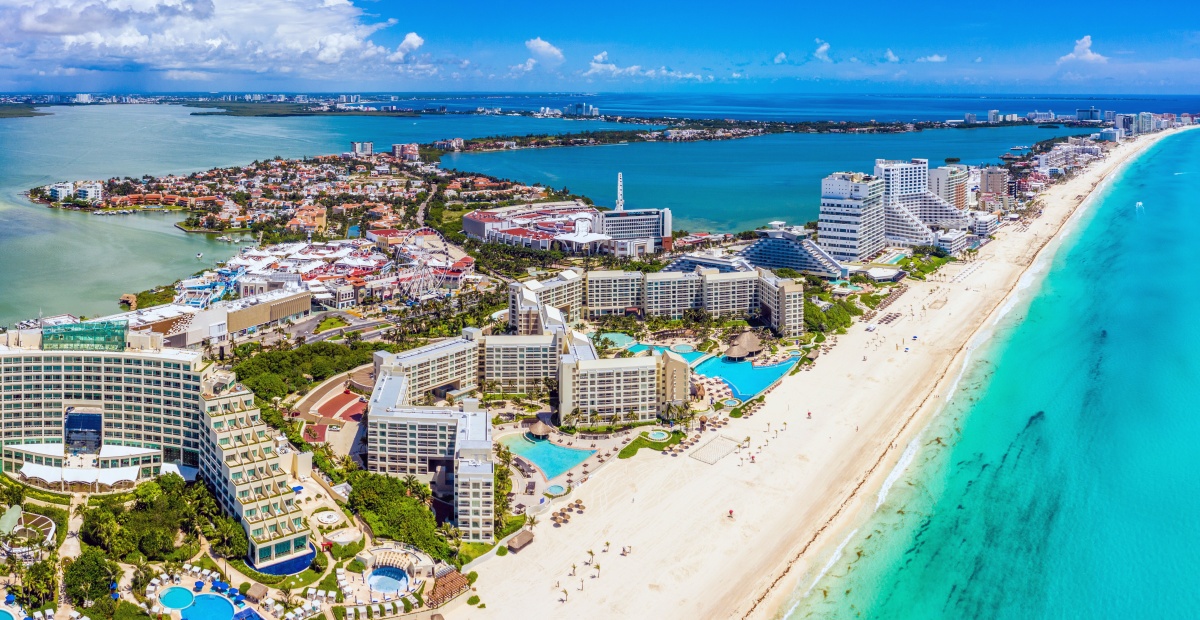 Aeropuerto de Cancún recibe el doble de turistas que AICM.