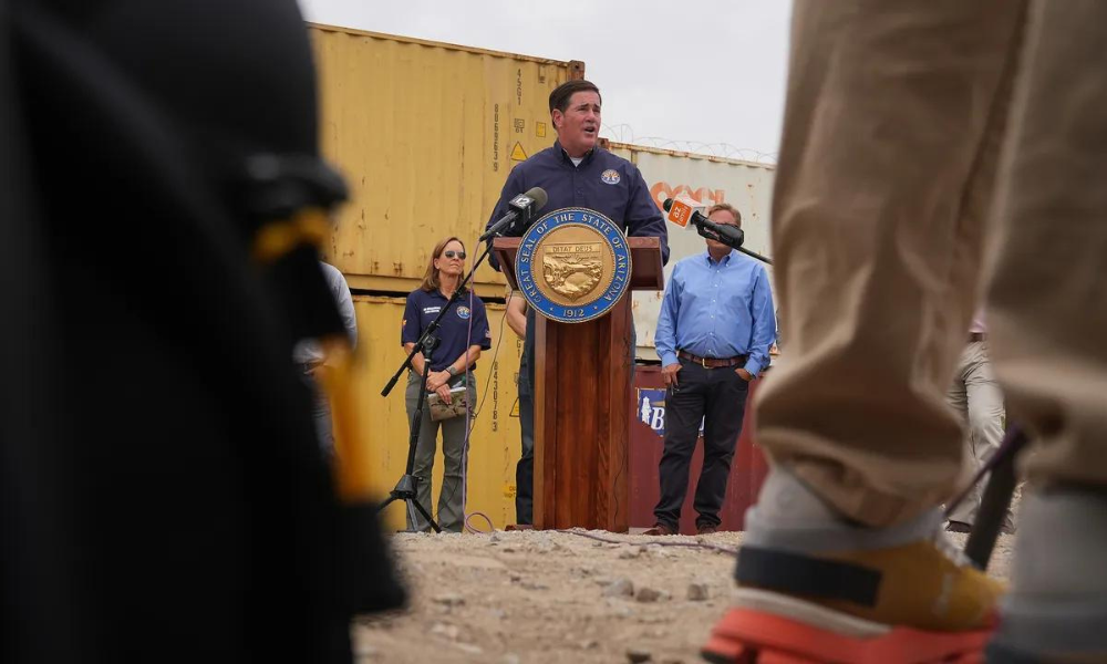 Estado de Arizona inicia la instalación de contenedores de carga en la frontera México-Estados Unidos para impedir el paso de migrantes