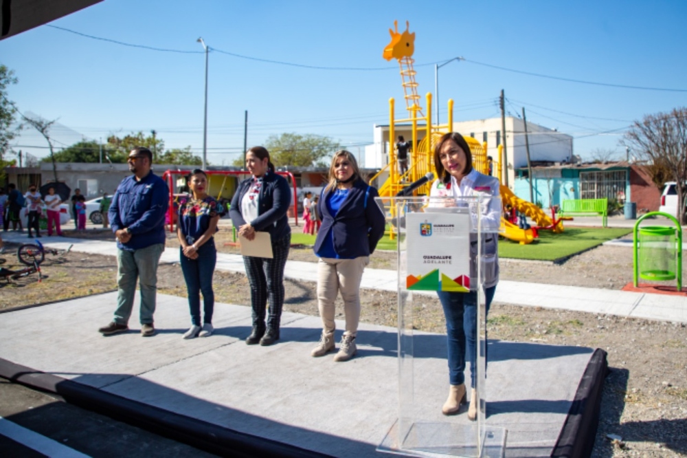 Instalan en Guadalupe a la jirafa ‘Lupita’ en 14 plazas públicas