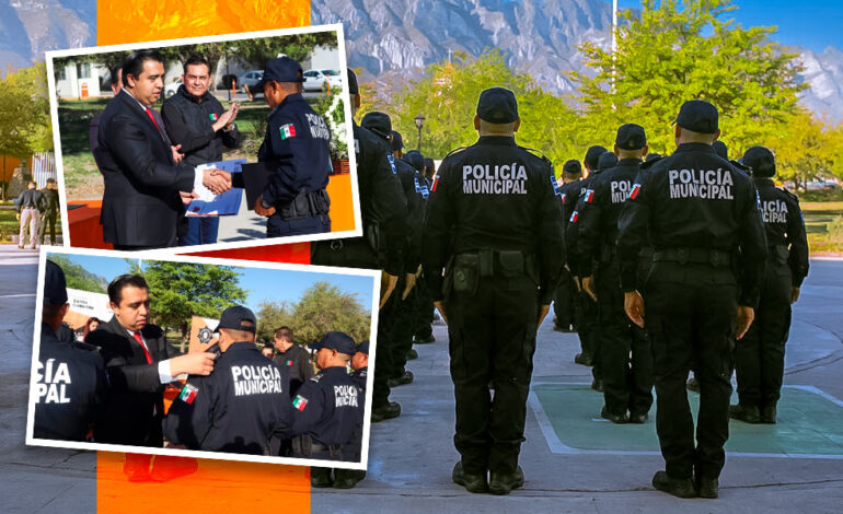 Jesús Nava otorga ascensos a policías de Santa Catarina