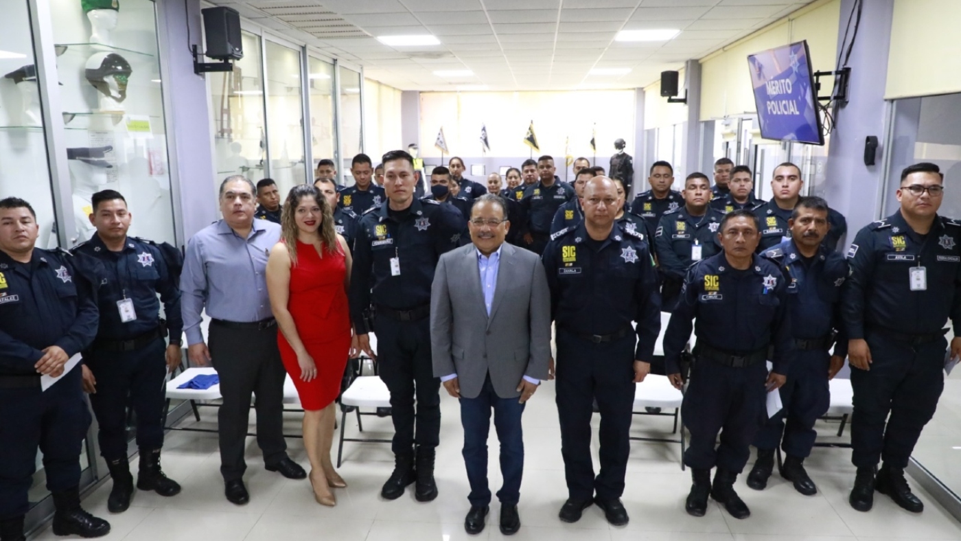 Escobedo reconoce a policías destacados