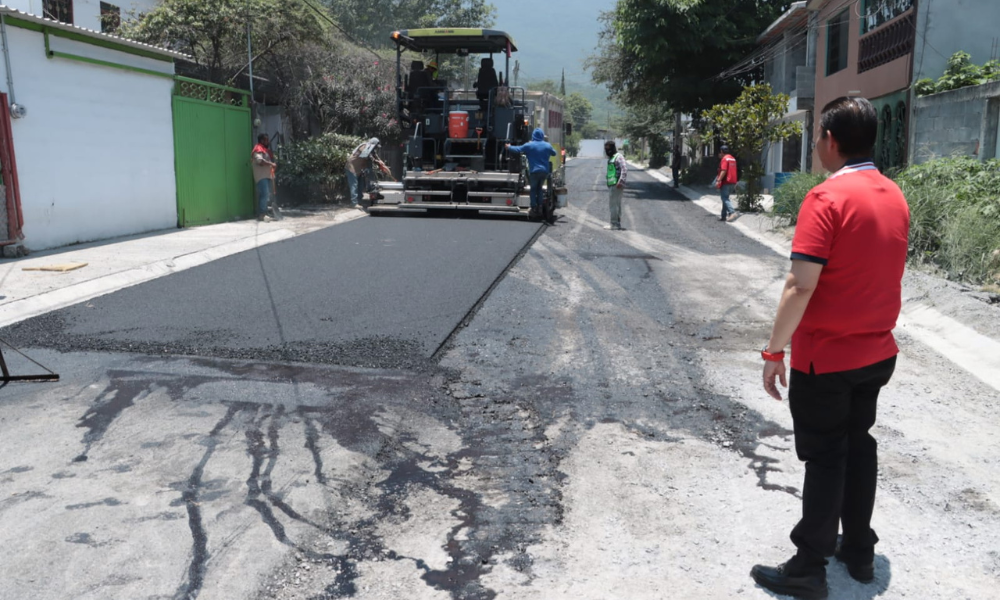 Alcalde Paco Treviño supervisa proyecto de repavimentación en la Colonia Salvador Chávez