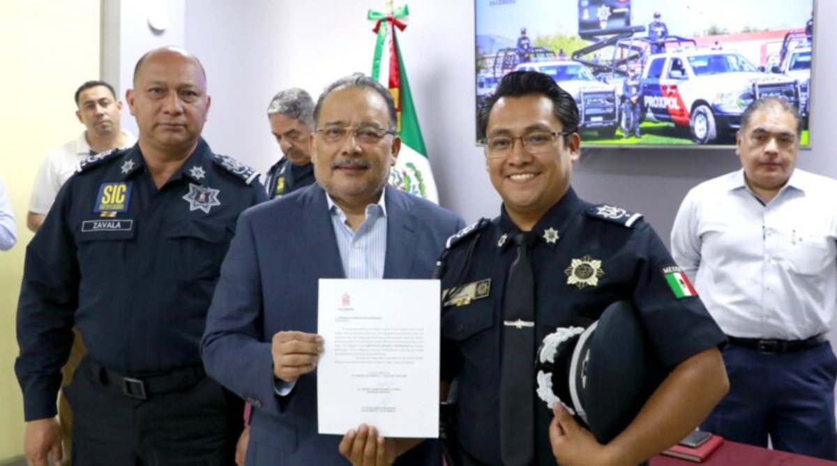 Escobedo da reconocimientos a policías destacados
