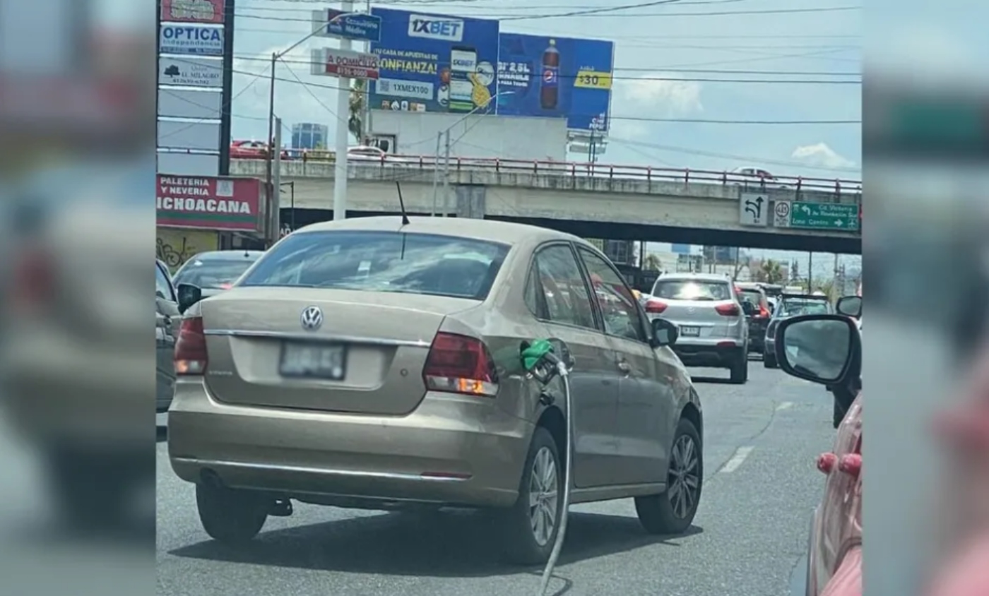 Auto circula con manguera de de gasolinera pegada en Monterrey