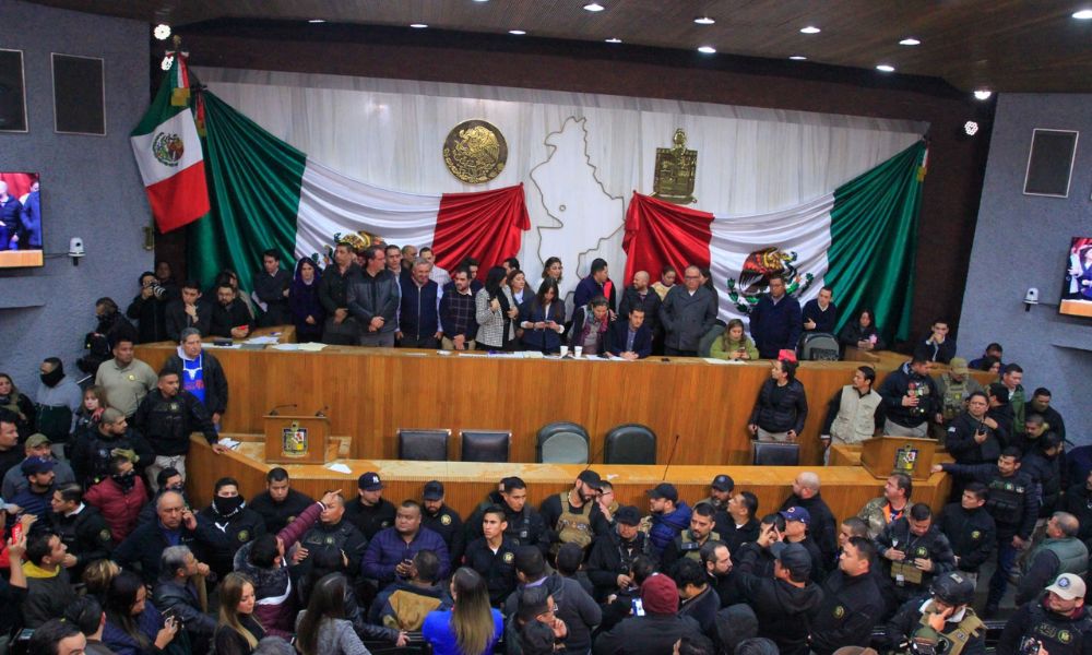 Empleados del Congreso acumulan casi tres quincenas sin pago por conflicto político