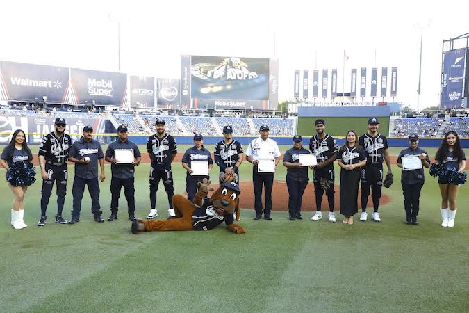 Sultanes de Monterrey rinden homenaje a policías de PROXPOL por salvar a un bebé