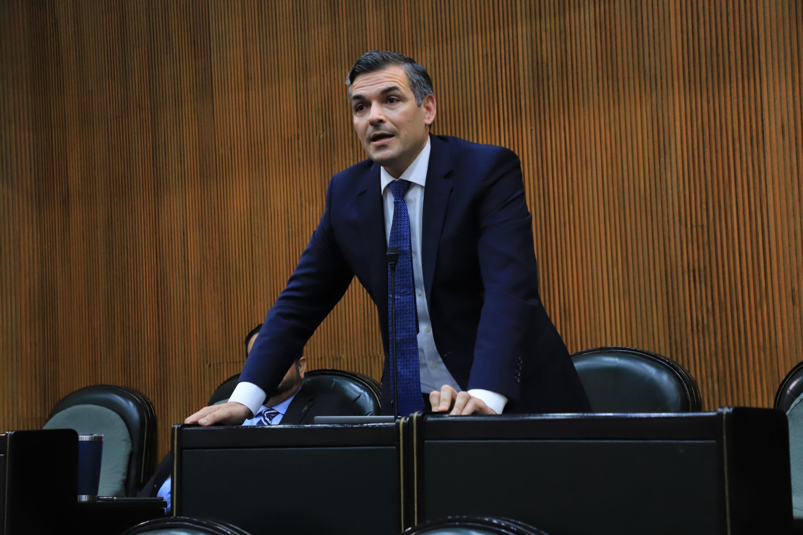 Mauro Guerra propone frenar aumento al transporte público