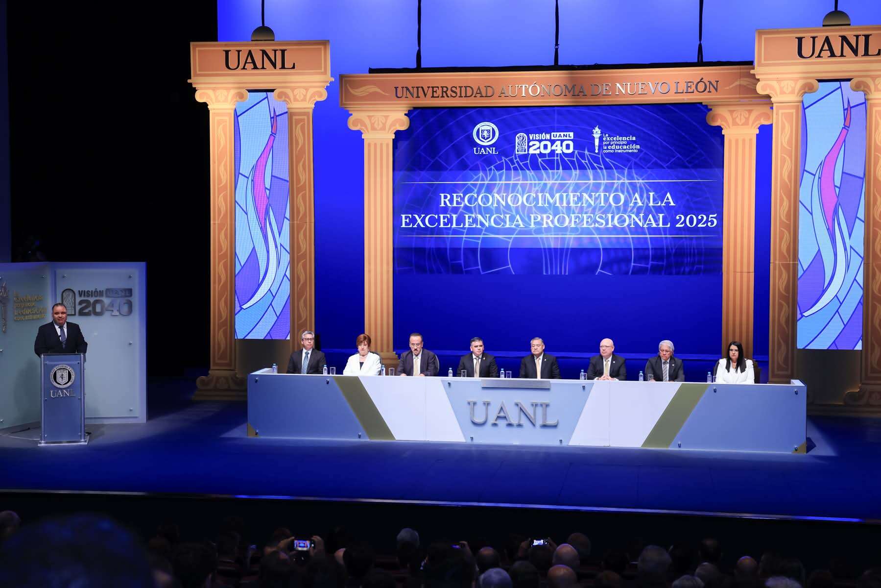 UANL reconoce a sus egresados con el Premio a la Excelencia Profesional 2025